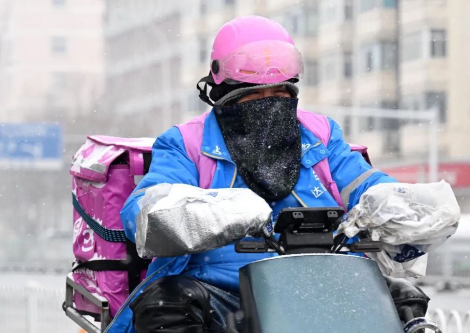 下雪天送外卖小哥图片图片