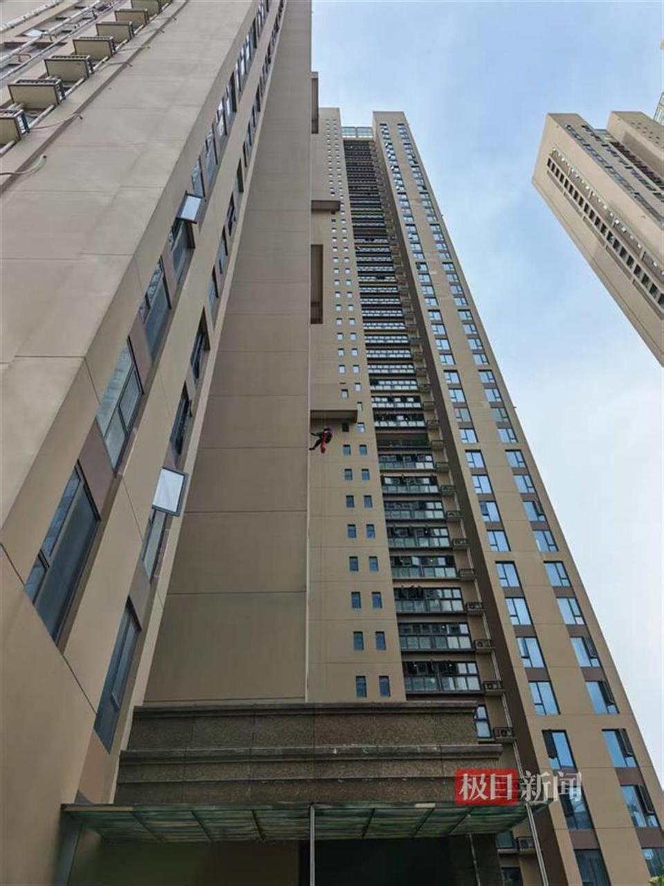 汉阳一小区外墙抹灰层一年四次脱落,开发商排查待修