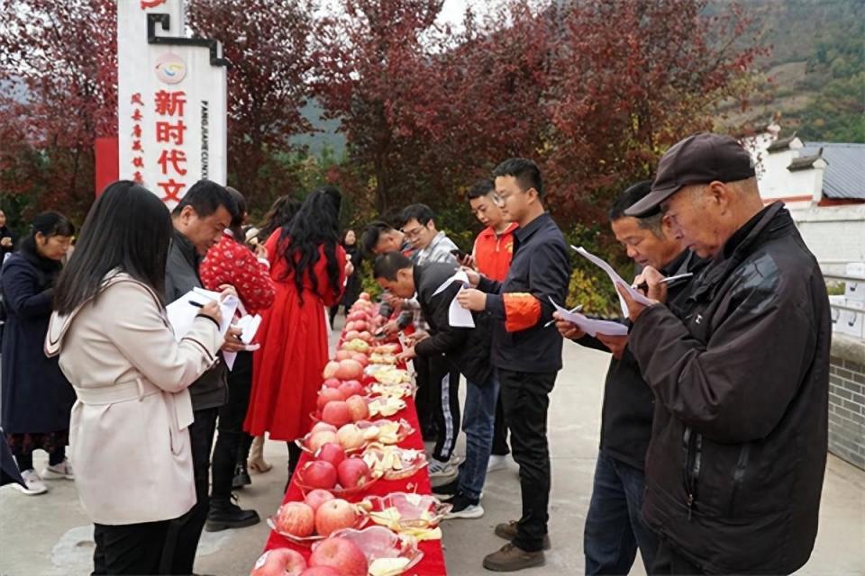 庆丰收促和美凤县唐藏镇举办第三届山地好苹果品鉴大赛暨农产品展销