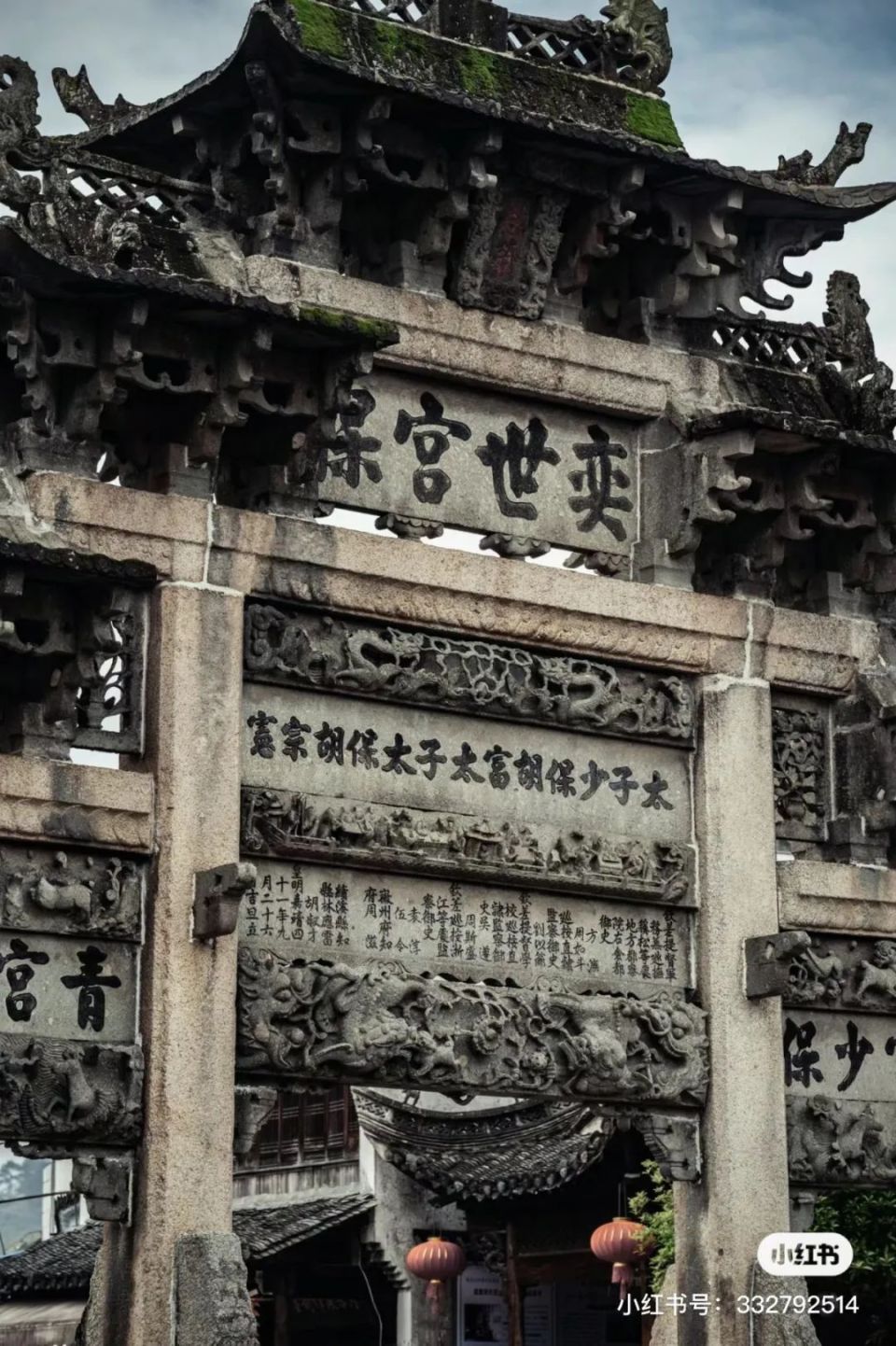 绩溪古城遵循徽州的"枕山,环水,面屏"特点,古城西北部为徽岭山脉,东面