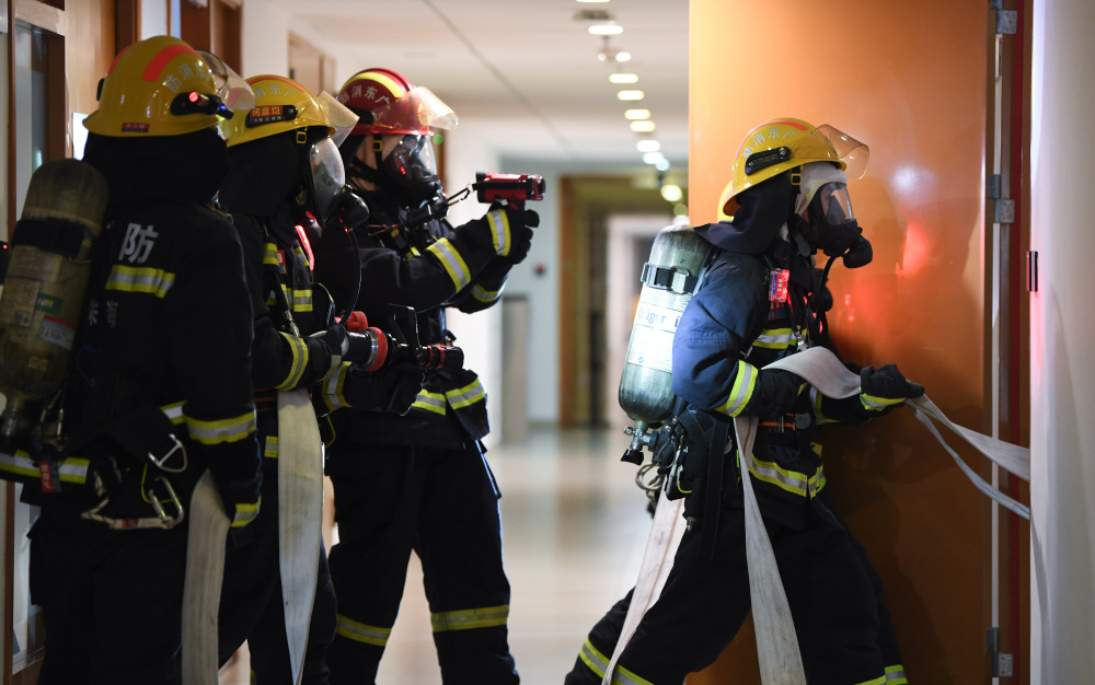 11月7日,在港珠澳大桥珠海公路口岸,澳门消防员在演练中.