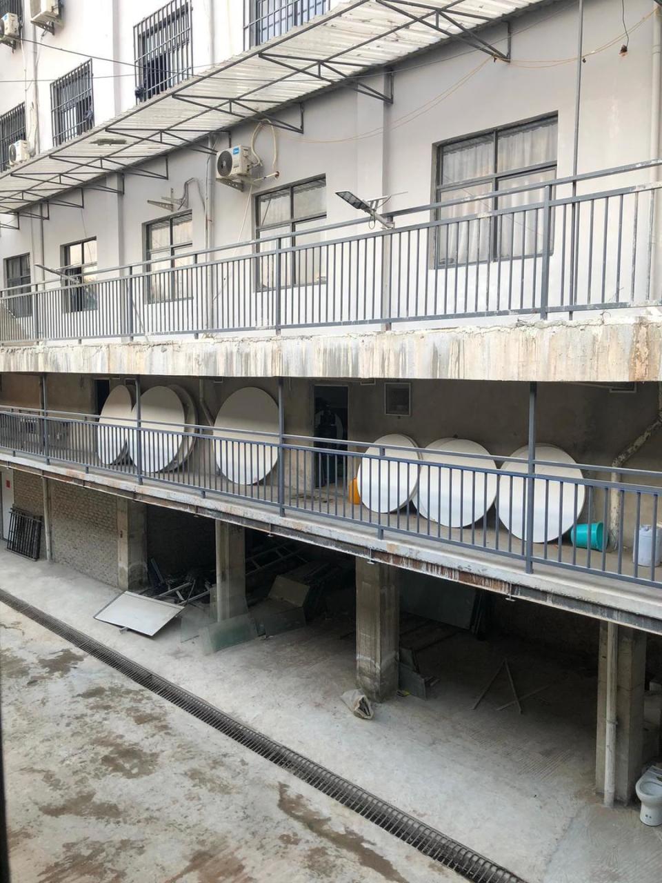 KK园区2.0版“青松园区”内部照片首次曝光：铁栏铁网双重封窗，宿舍晾衣荒山围绕_腾讯新闻