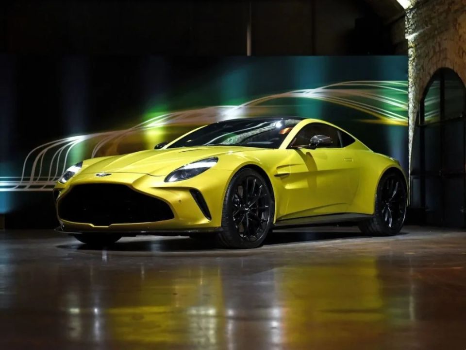 4月19日晚,f1中国大奖赛的比赛周,全新阿斯顿·马丁vantage在国内正式