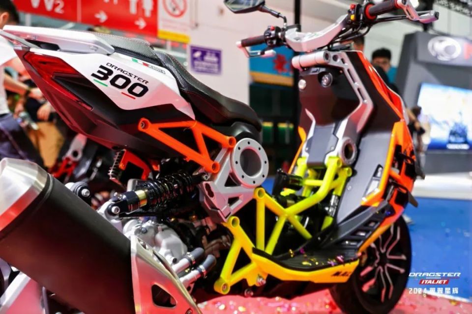 北京摩展首日部分新车汇总:闪300自动挡,川崎zx6r,燎700 pro等新车