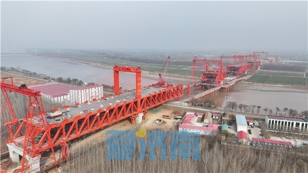 济滨高铁济阳黄河公铁大桥主塔全部完成