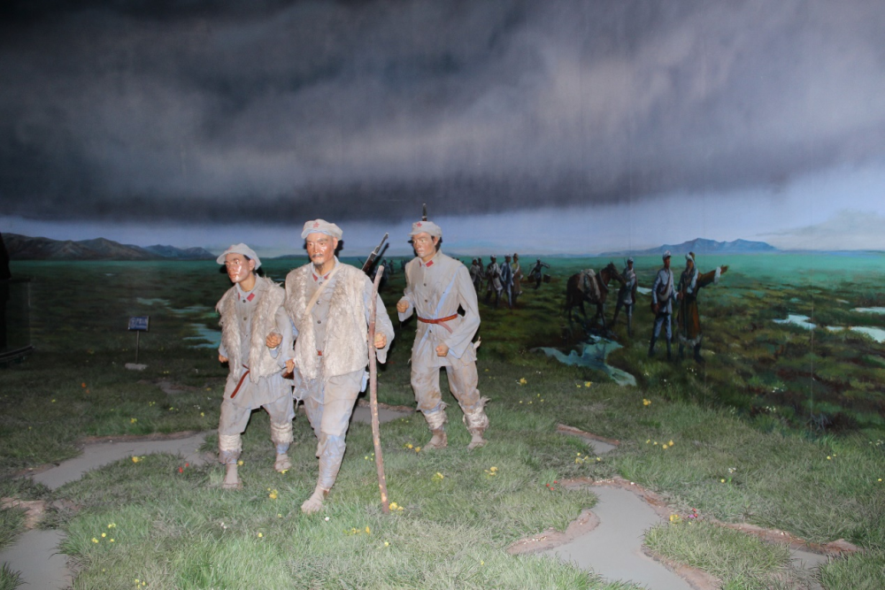 马那甫摄迪庆红军长征博物馆展厅面积2400平方米,展线长2690米,以红二