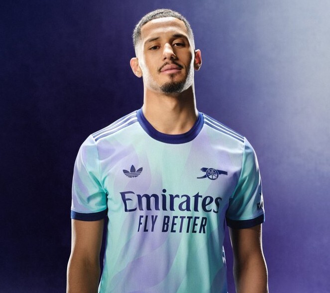阿森纳新赛季第二客场球衣:淡蓝 浅紫搭配,经典三叶草标志