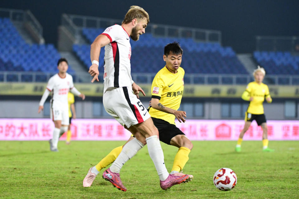 压哨绝平！成都蓉城客场2比2平青岛西海岸，错失重登榜首良机