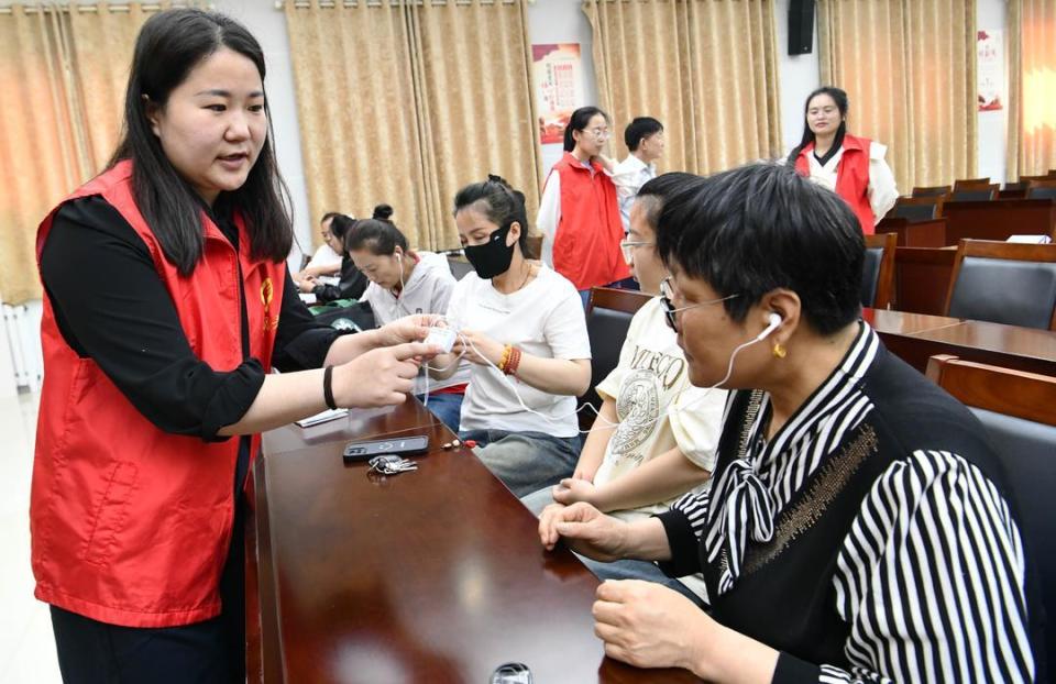 台儿庄区为听力残疾人捐赠爱心慈善助听器