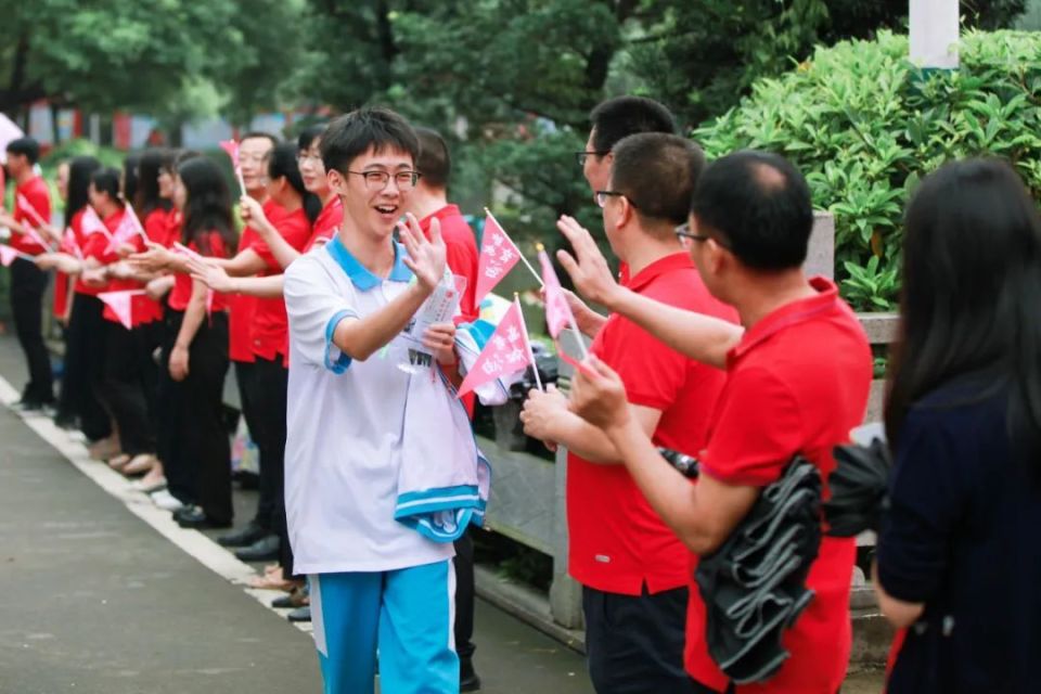 2024年广东高考作文题出炉!多图直击江门考场外的一幕幕