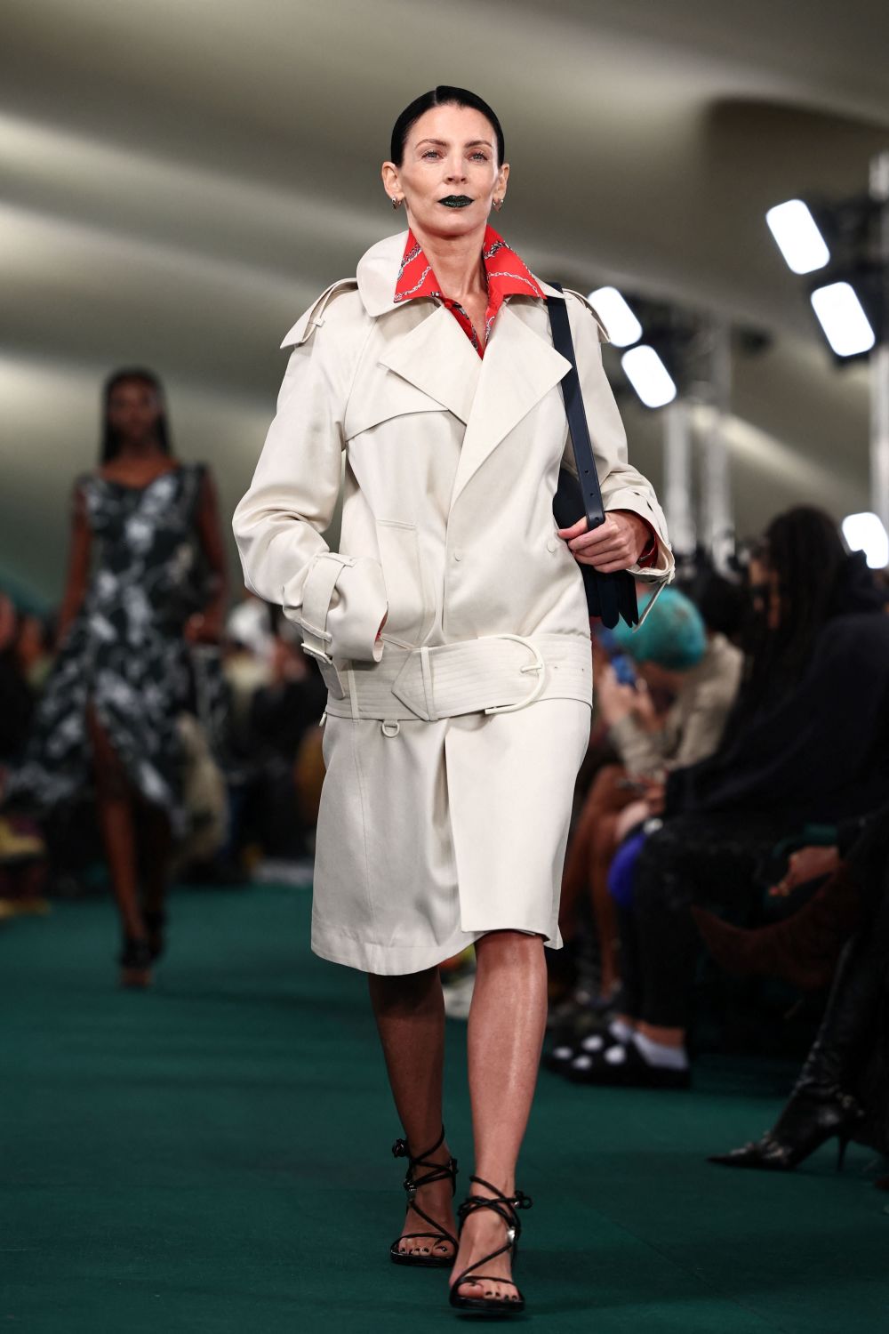 新华社/法新9月18日,模特在英国伦敦时装周上展示博柏利(burberry)