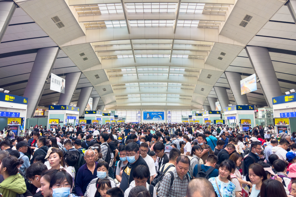今日全国铁路迎返程客流高峰,预计发送旅客1935万人次_腾讯新闻