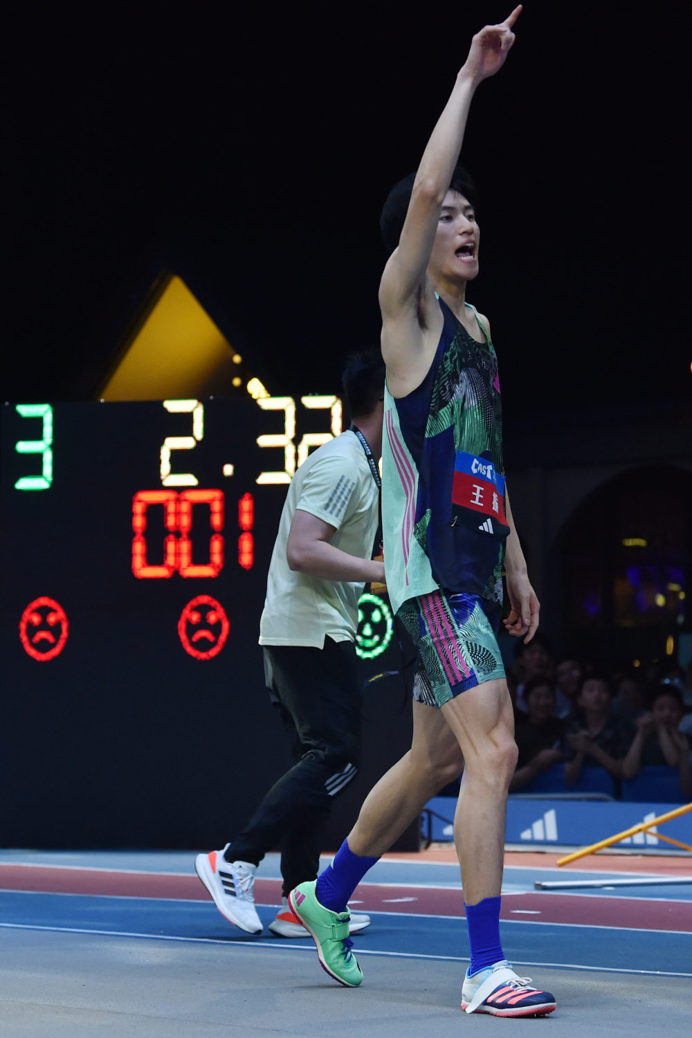 体育田径中国街头巡回赛南京站王振获男子跳高冠军