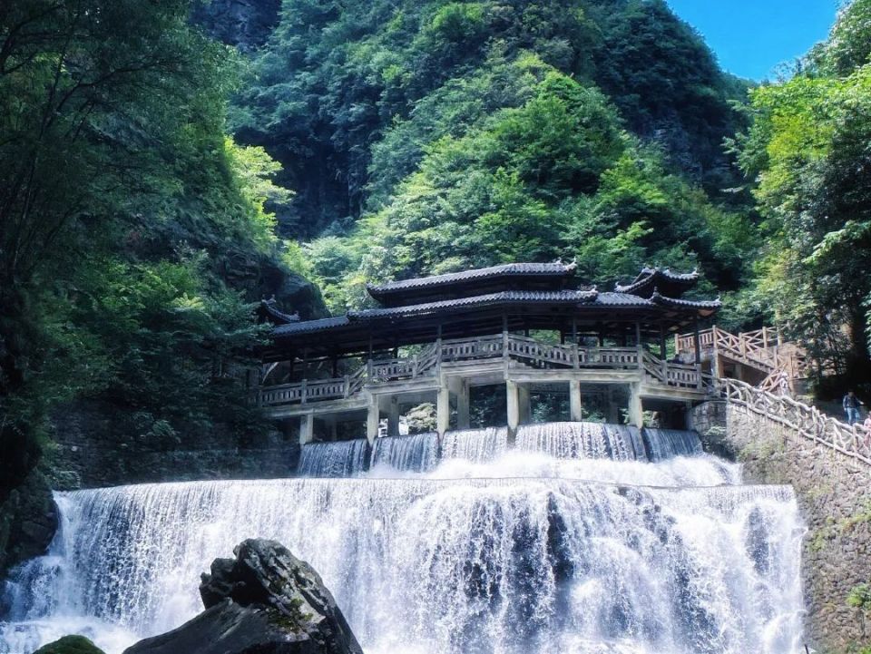 佛宝山内还有一条全长5.8公里,落差165米的漂流,乘着橡皮艇顺流而下