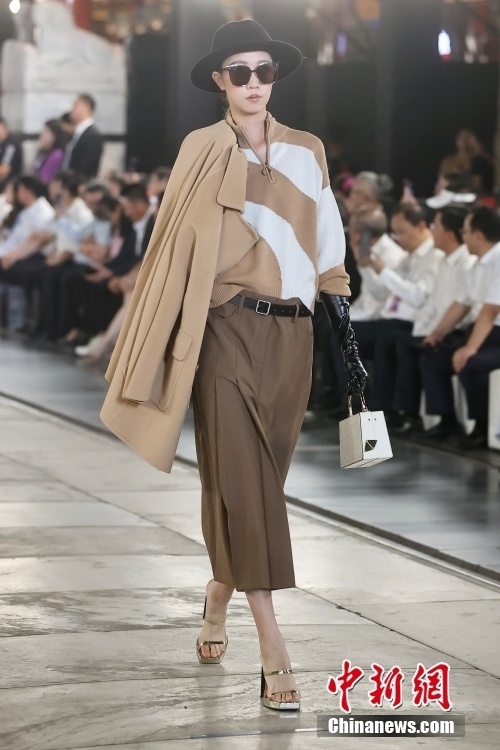 北京时装周2024春夏系列举行开幕大秀