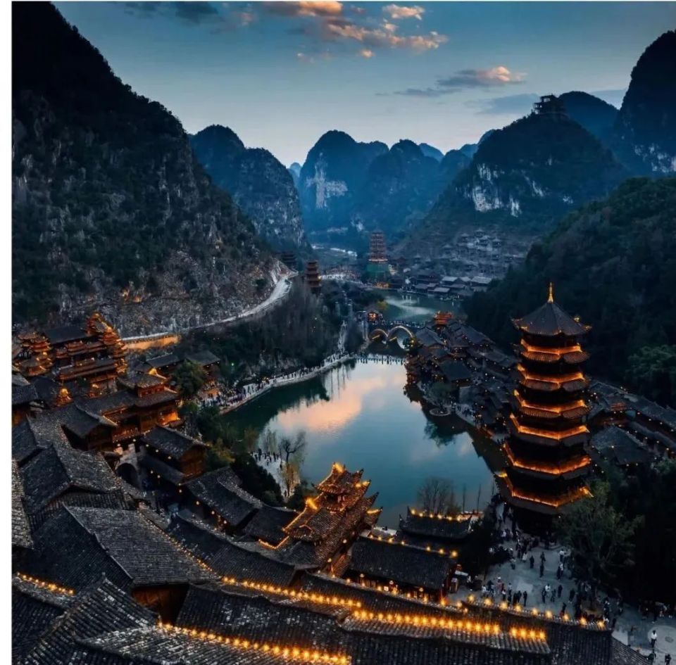 黔西南峰林布依景区:璀璨夜景美如画,流光溢彩醉游人～_腾讯新闻