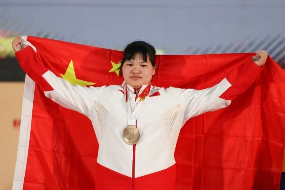 这也是中国女子举重队,在本届亚运会拿到的唯一冠军,中国队报名的项目
