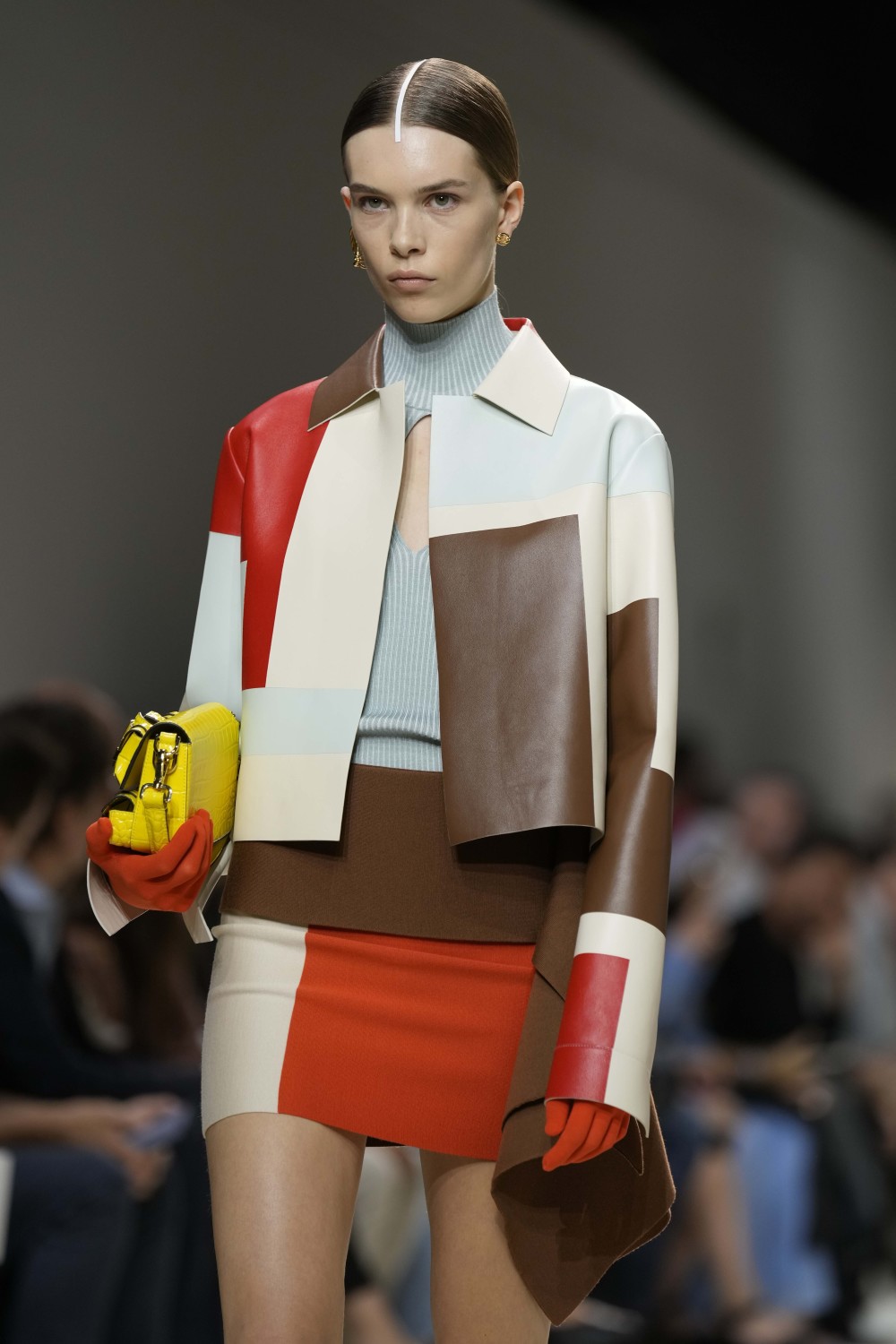 新华社/美联9月20日,模特在意大利米兰时装周上展示芬迪品牌的2024