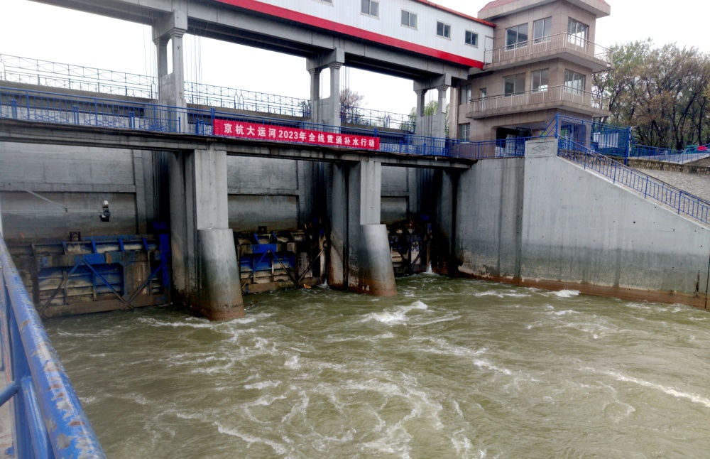 当日上午10时许,岳城水库加大下泄流量,位于德州的四女寺水利枢纽南