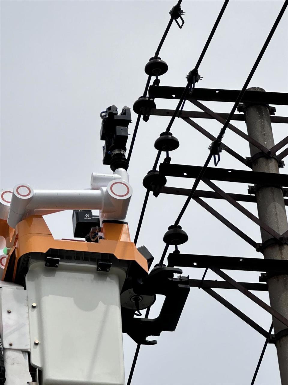 华中地区首次多杆型多回路解锁带电作业机器人新技能