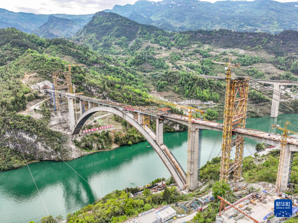 渝湘高铁黄草乌江双线大桥建设进入冲刺阶段