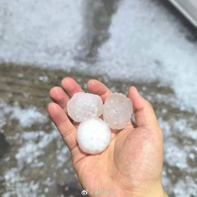 义乌鸡蛋大的冰雹刷屏车主挡风玻璃天窗全碎