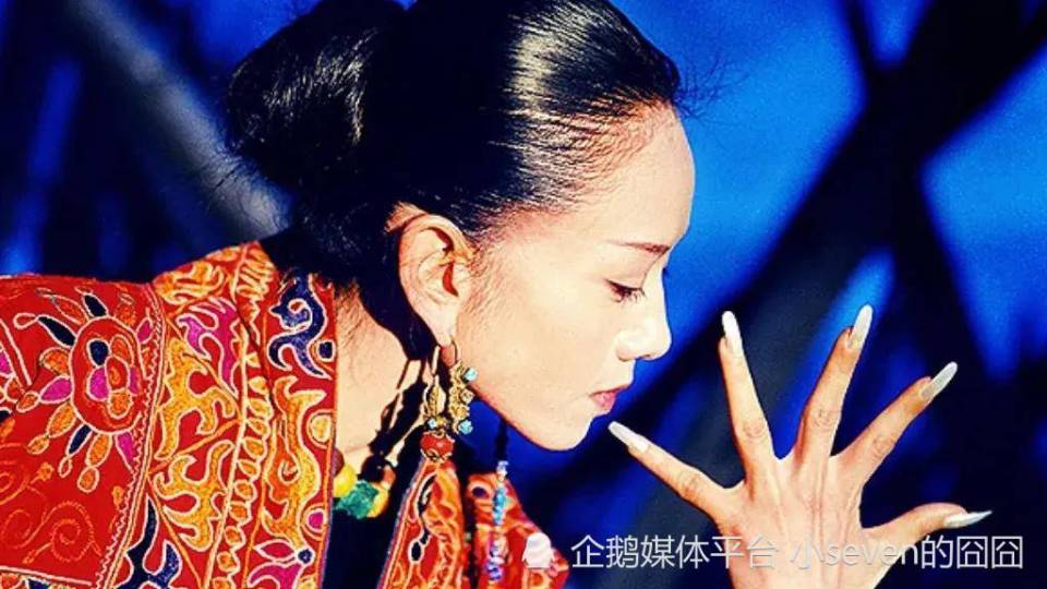 65岁杨丽萍近照曝光,白头发特别明显,左手撑着腰小腹隆起