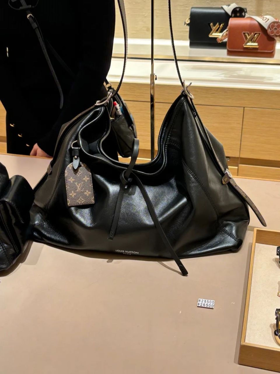 givenchy的voyou也是类似的包型,每年都会推陈出新,可以说是门面担当