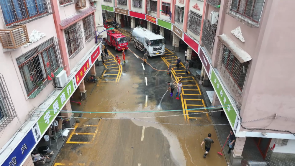 一起整理我们的家!肇庆封开县南丰,金装两镇干群迅速开展灾后清淤工作