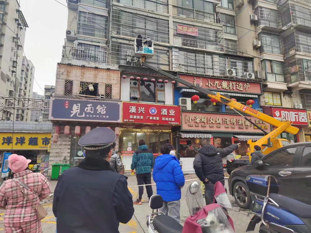 金盆岭街道夏家冲社区拆除隐患招牌畅通生命通道