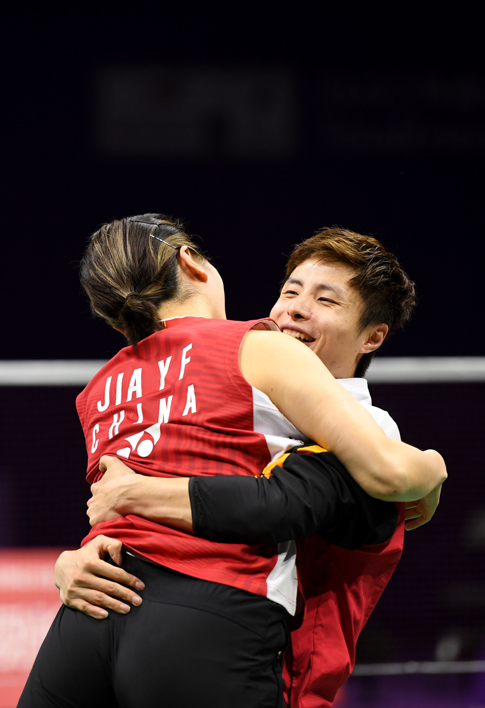 5月21日,中国队选手石宇奇(右)与贾一凡拥抱庆祝夺冠