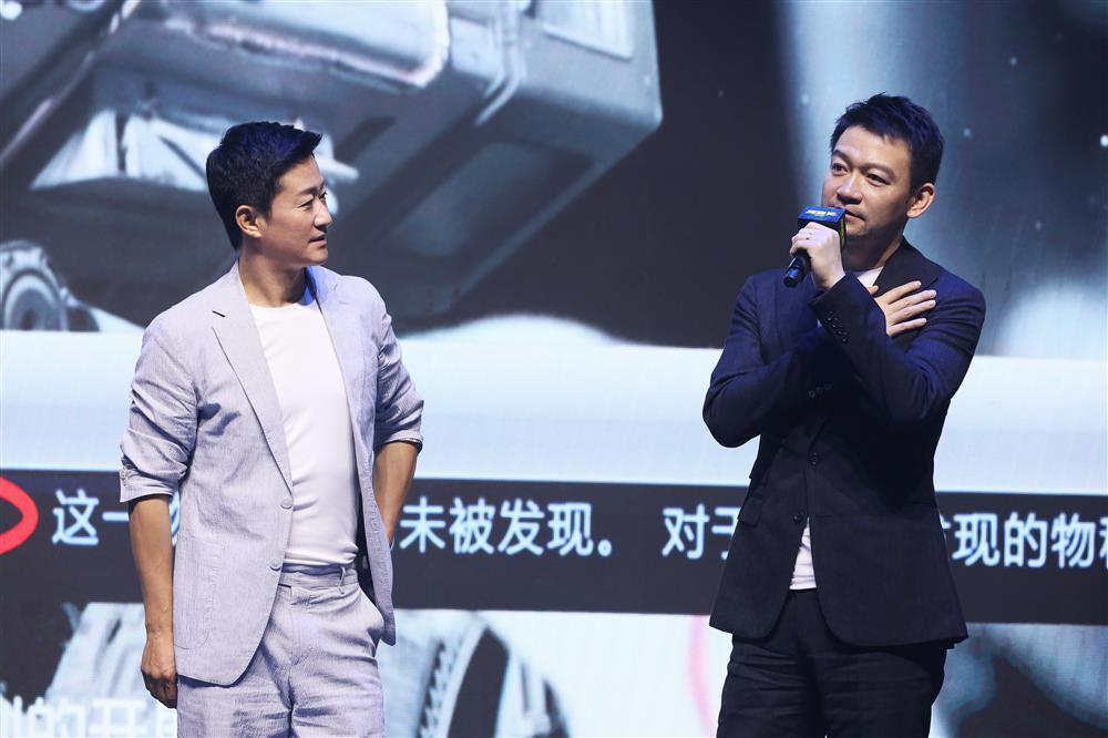 吴京:用30瓶泡着枸杞的二锅头换装备_腾讯新闻