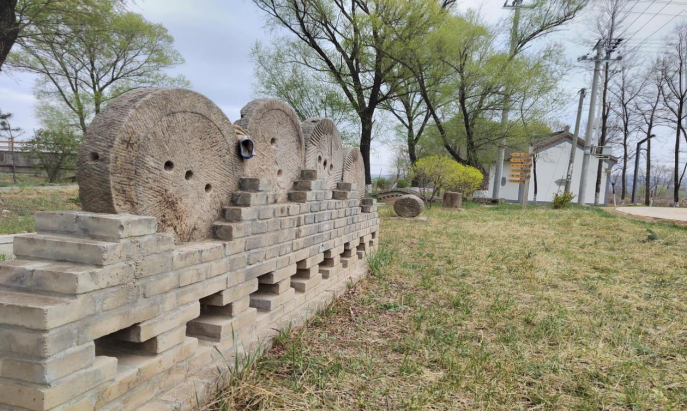 据村口的老人说寺沟因东西两山古时建有很多寺庙而得名,山上还有西汉