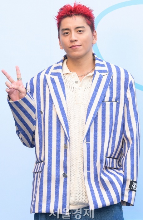 王大陆参加韩国时装周生图曝光,染红发穿西装被吐槽脸肿发福,本人回应