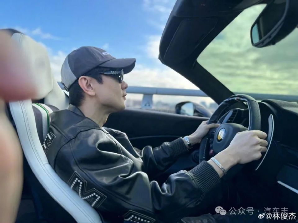 时候就有一大堆明星为其祝福,就在周杰伦问林俊杰想要什么礼物时候,jj