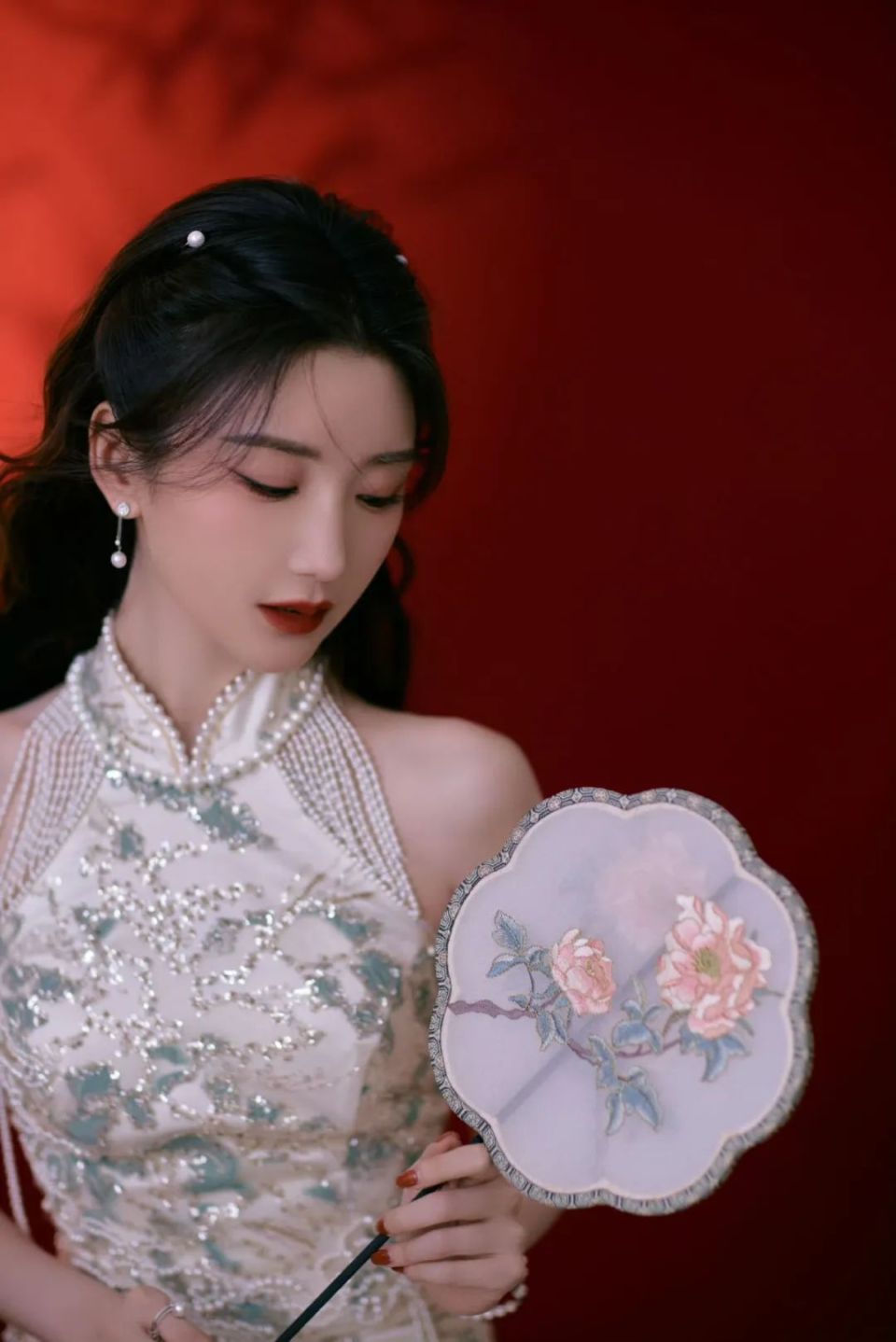 新中式发型的精髓,还得看杨紫的侧盘发!