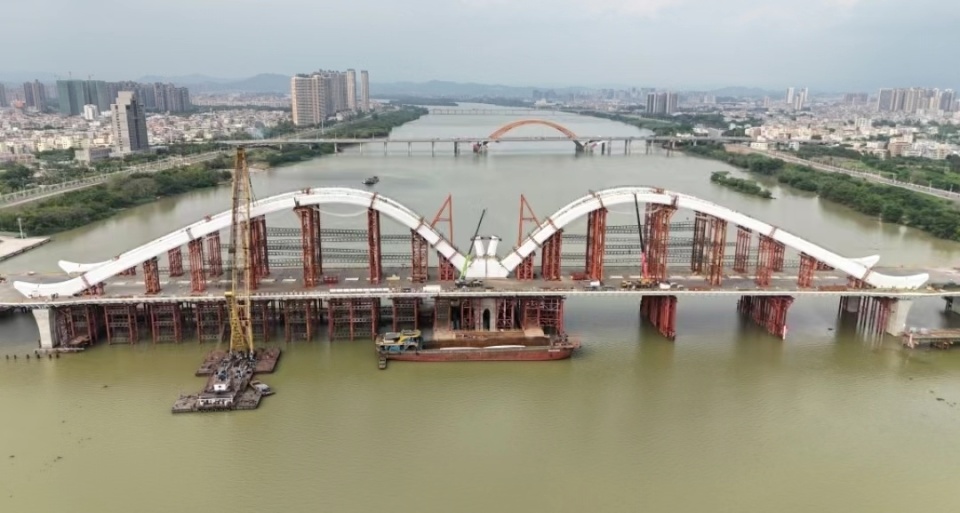 引桥匝道桥开始架设钢梁 惠州鹅城大桥天鹅之姿5月初矗立东江