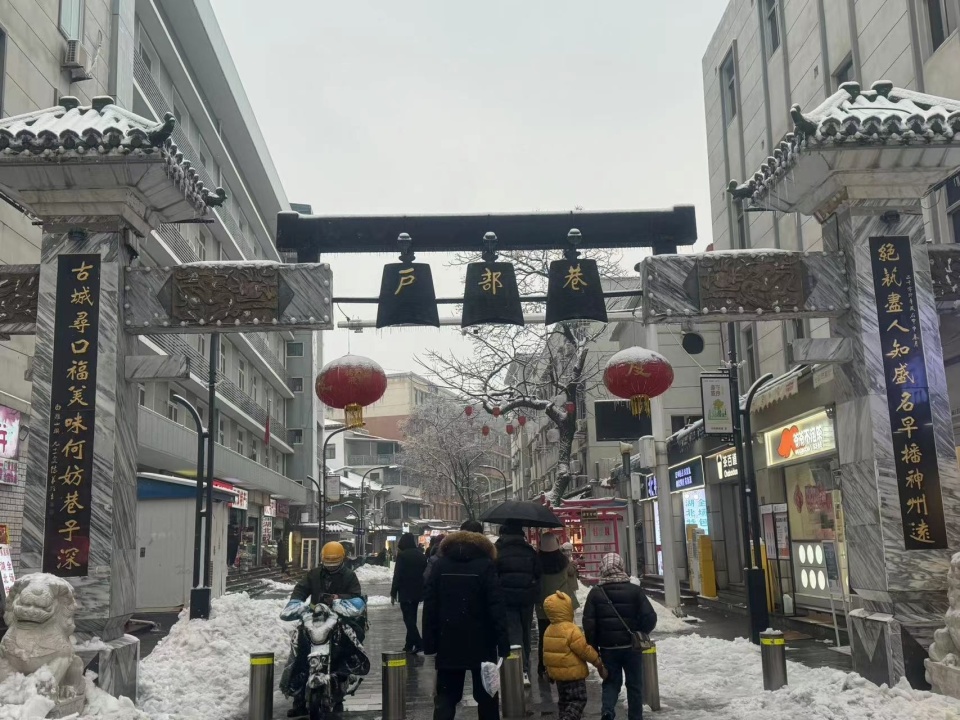 实探武汉户部巷商家在门口堆雪人环卫工人早上六点开始扫雪