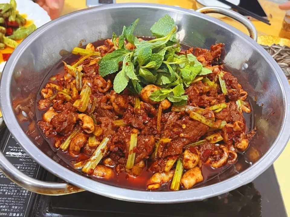 酸汤粉,虾酸都匀灰棕冲冲糕而都匀的石板街在夏日的夜晚别有一番风情