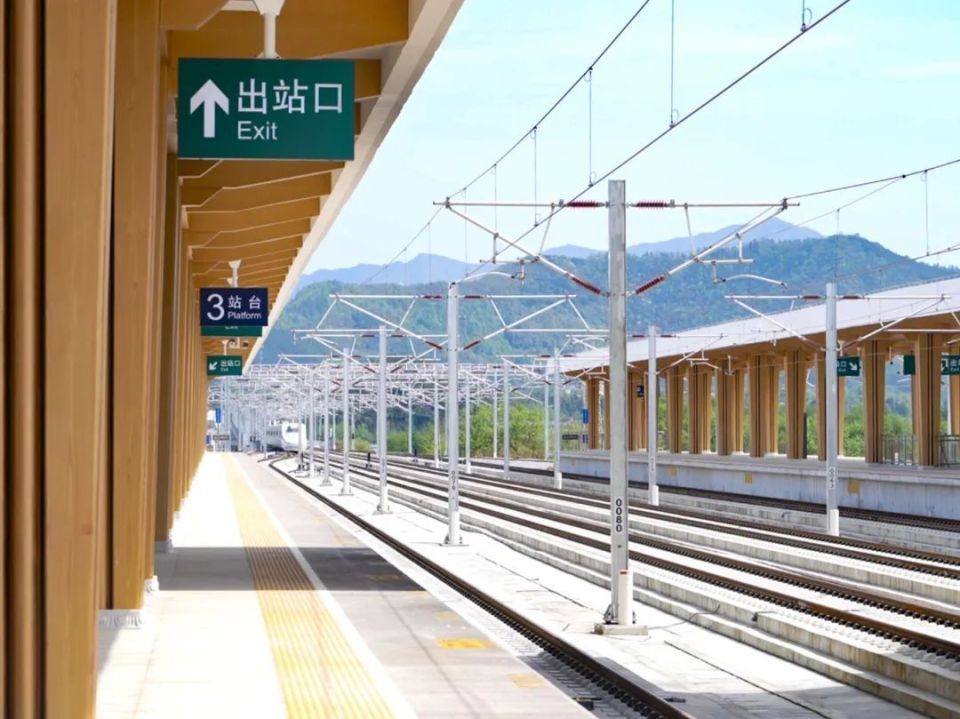 自池州站,途经池州市贵池区,青阳县,黄山市黄山区,黟县,终至黟县东站