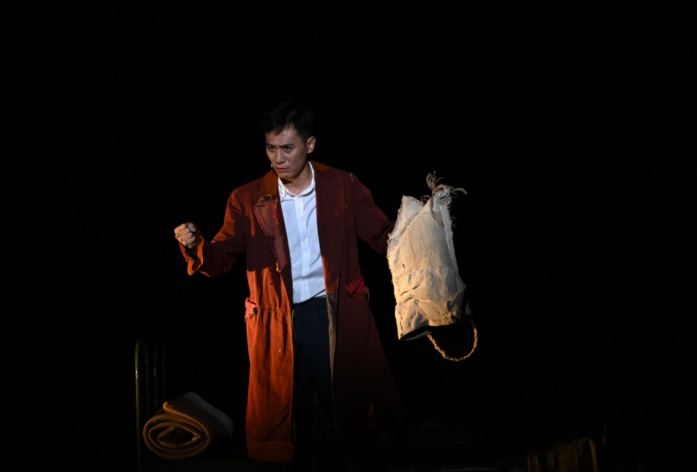 央华版话剧悲惨世界在南京上演