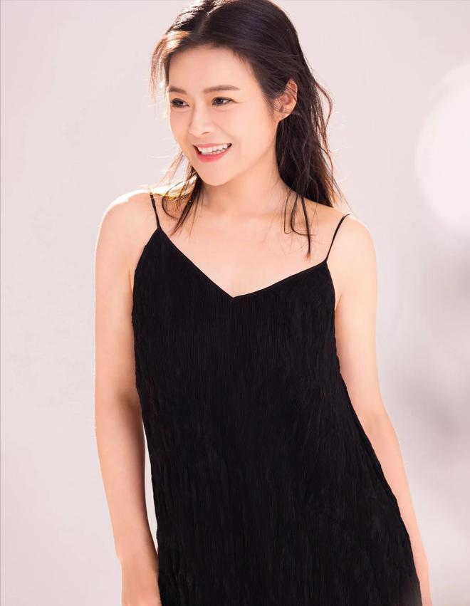 上海美女主持陈辰晒与儿女合照二宝奶睡萌态十足4岁女儿颜值惊艳