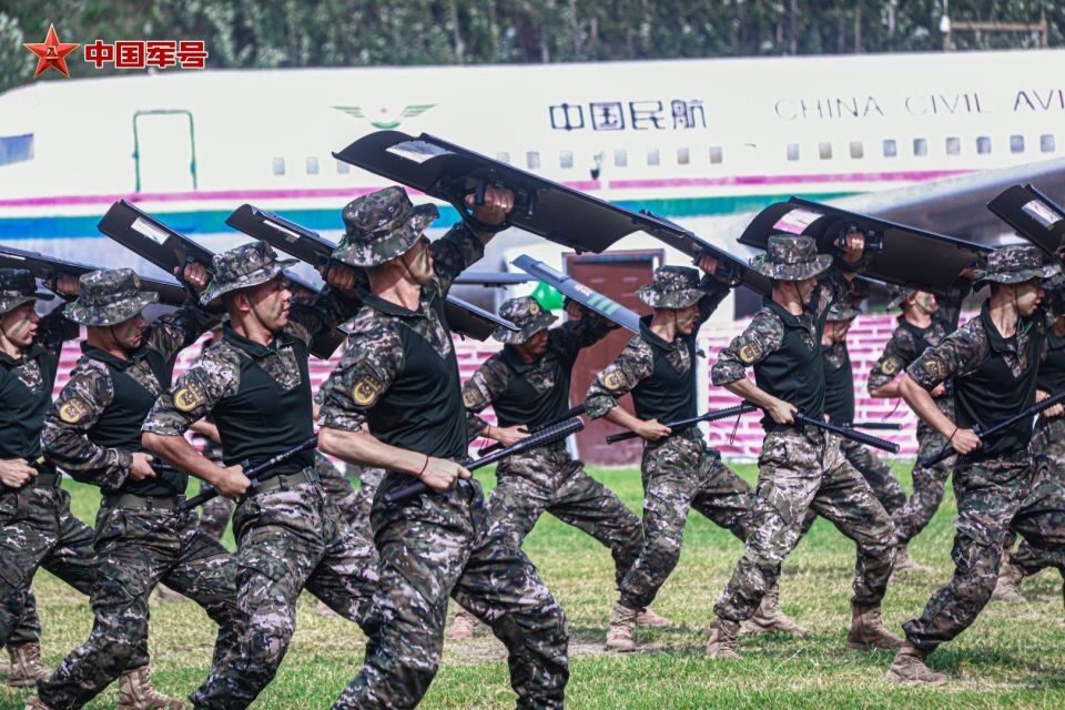 第九届全国学生军事训练营赴武警陕西总队参观见学