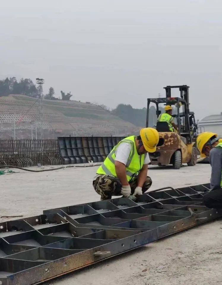 及關模作業,一號橋b匝道第三聯頂班鋼筋作業,第一聯防撞牆鋼筋作業,第