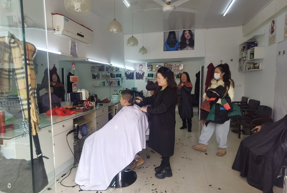 20元一次 三分钟速剪,老上海盘发……鹿城老式理发店里藏着"武林高手"