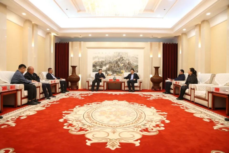 5月24日,市委副书记,市长李兵在市专家接待中心会见新疆生产建设兵团