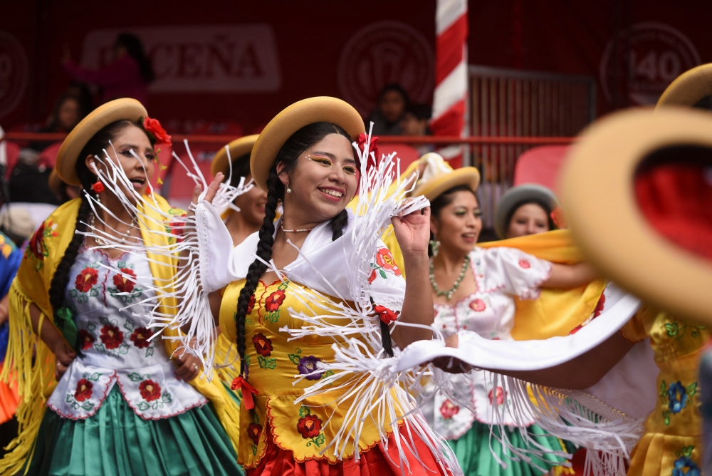 玻利维亚拉巴斯举办安第斯狂欢节活动