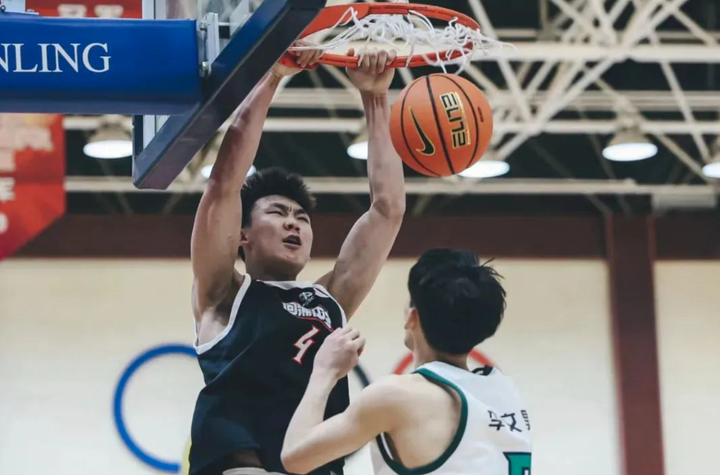 在回浦十几年的执教生涯里,罗伦始终秉持着团队篮球的理念,规避"个人