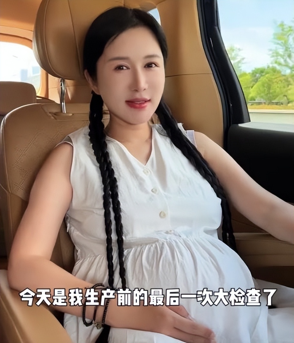 张纪中的老婆图片