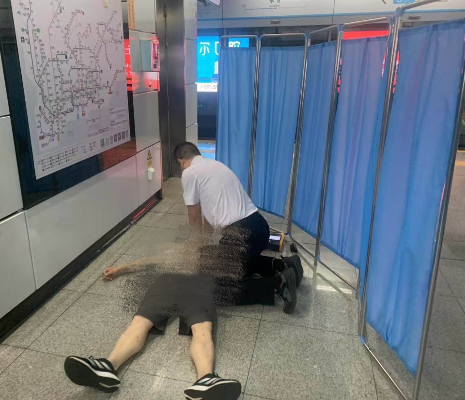 8分钟“生死时速”！深圳地铁成功急救心脏骤停乘客_腾讯新闻